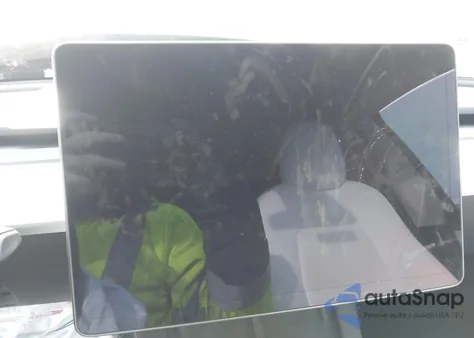 2021 Tesla Model Y Long Range Dual Motor All-Wheel Drive z USA, uszkodzony, nr VIN 5YJYGAEE1MF136878